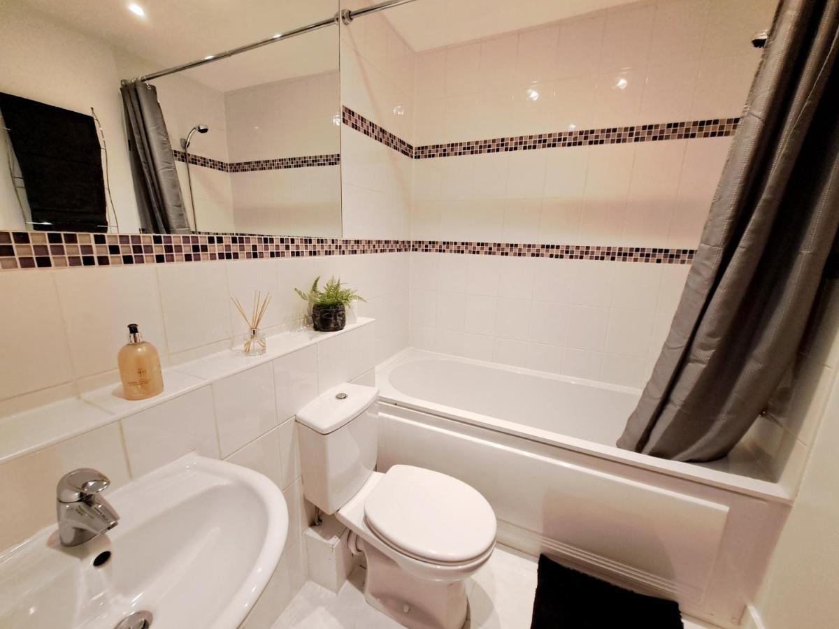 2 Bedroom, 2 Bathroom Apartment With Free Parking In A Great Location Cambridge  Extérieur photo